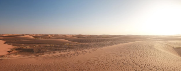 Puesta de sol sobre las dunas de arena en el desierto