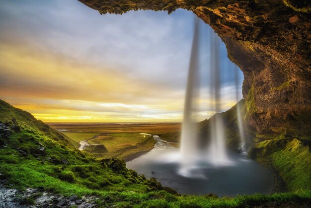 Puesta de sol sobre la famosa cascada de Seljalandsfoss en Islandia