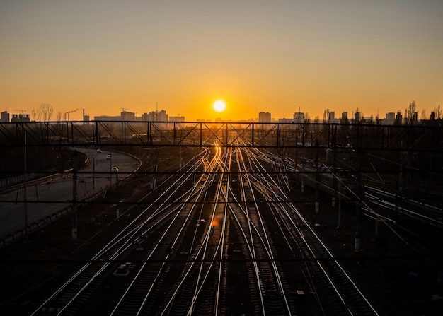 Puesta de sol sobre el ferrocarril