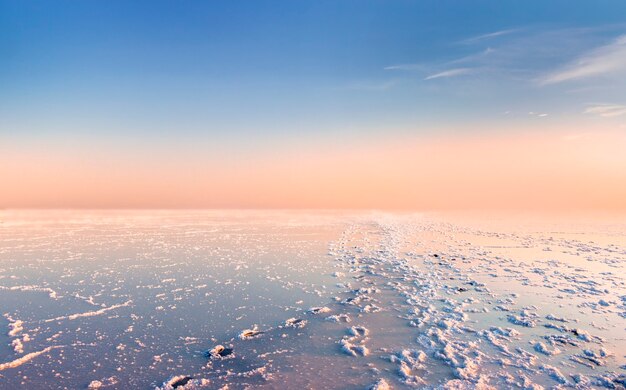 Puesta de sol sobre el fondo de Bonneville Salt Flats