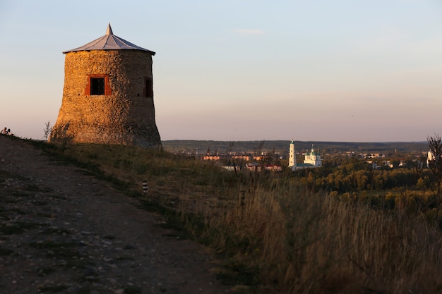 Puesta de sol sobre la fortaleza en Rusia Elabuga