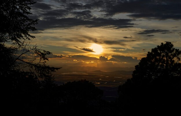 Puesta de sol sobre el horizonte al anochecer con un espectacular cielo de colores intensos