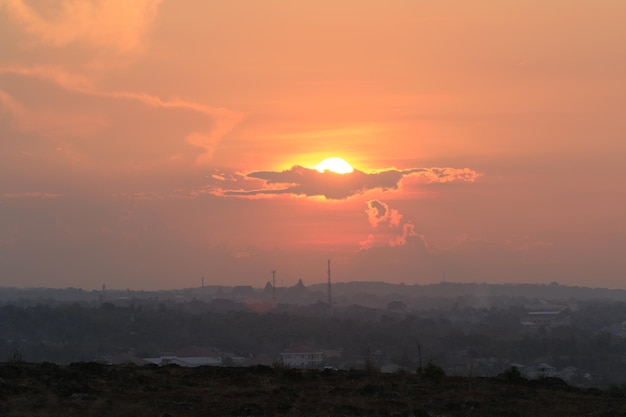 Puesta de sol sobre el horizonte con colores vibrantes