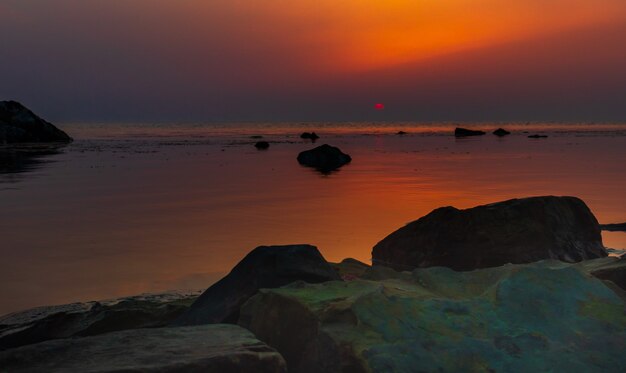 Puesta de sol sobre el horizonte del mar