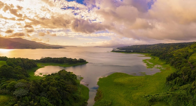 Puesta de sol sobre el lago Arenal en Costa Rica