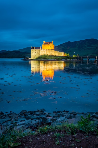 Puesta de sol sobre el lago en el castillo de Eilean Donan Escocia Reino Unido