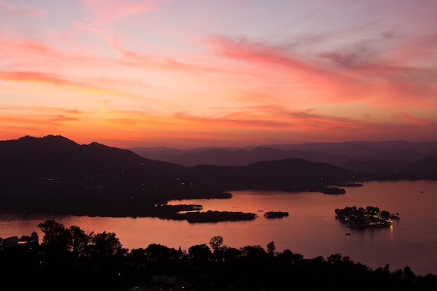 Puesta de sol sobre el lago en la ciudad de Udaipur Rajasthan India