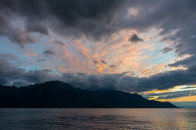 Puesta de sol sobre el lago de Ginebra en Montreux