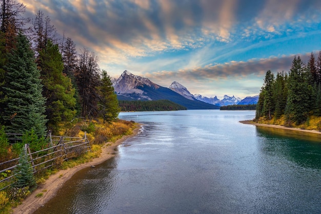 Puesta de sol sobre el lago maligne y evelyn creek en el parque nacional jasper canadá