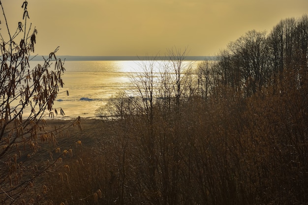 Puesta de sol sobre el lago en otoño, puesta de sol naranja