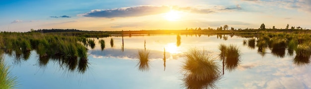 Puesta de sol sobre un lago pantanoso en Hautes Fagnes