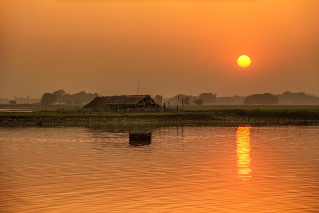 Puesta de sol sobre el lago Taungthaman