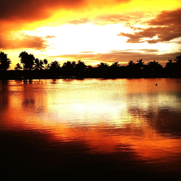 Foto la puesta de sol sobre el lago