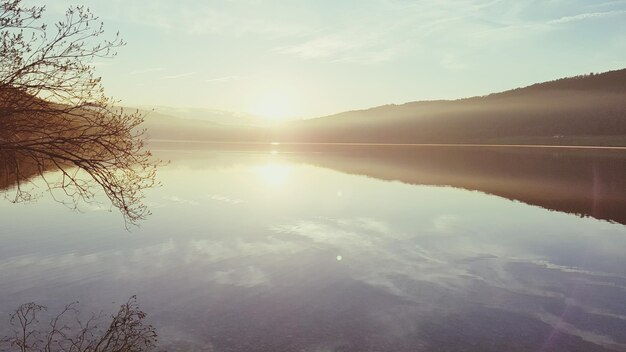 La puesta de sol sobre el lago