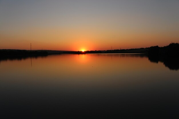 Una puesta de sol sobre un lago