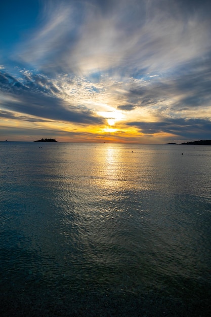 Puesta de sol sobre el mar adriático en montenegro últimos minutos del atardecer