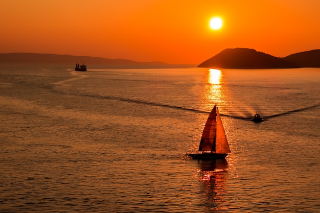 Puesta de sol sobre el mar Adriático y sus barcos jugando en los reflejos a la entrada del puerto de Split en Croacia.