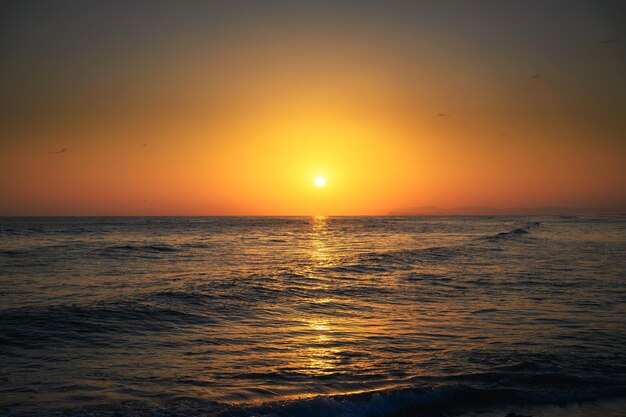 Puesta de sol sobre el mar Arábigo y una playa en Salalah oman