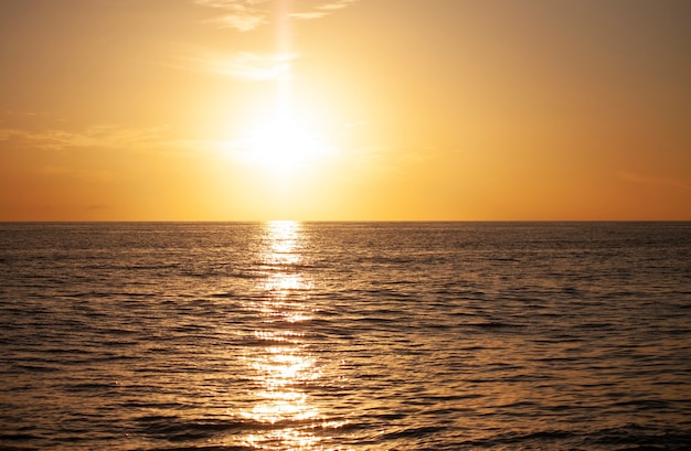 Puesta de sol sobre el mar en Bayahibe, República Dominicana