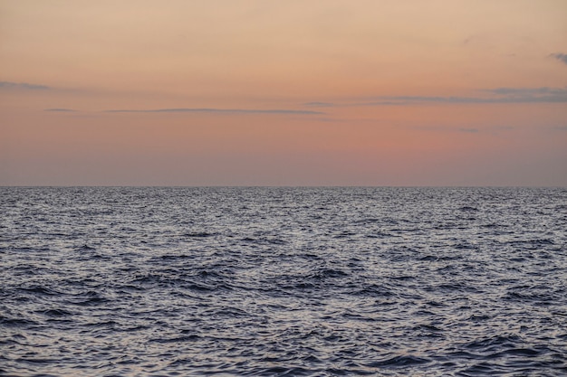 Puesta de sol sobre el mar en el caribe en la playa Dominicus en República Dominicana