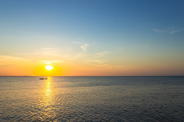 Puesta de sol sobre el mar claro