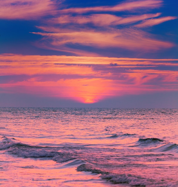 Puesta de sol sobre el mar con espectacular cielo hermoso