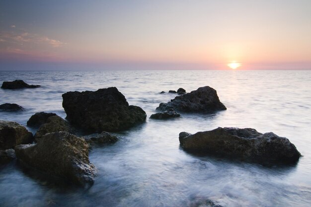 Puesta de sol sobre el mar Hermosa puesta de sol colorida sobre el Mar Negro en Crimea Ucrania