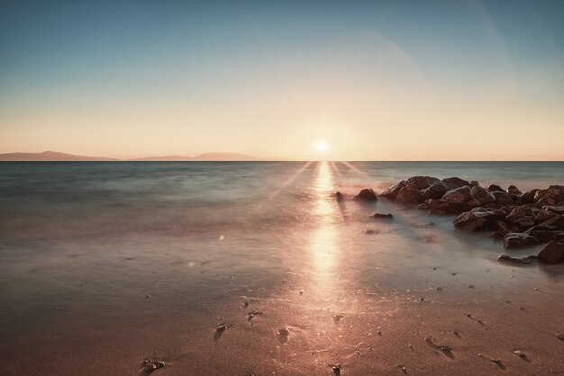 Puesta de sol sobre el mar. Hermosa puesta de sol sobre el mar Egeo, la península de Kassandra, Halkidiki, Grecia.