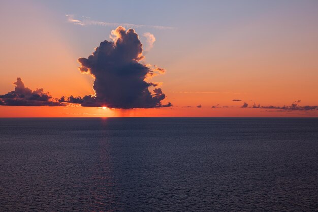 Puesta de sol sobre el mar hermoso paisaje