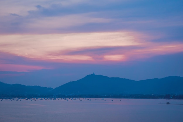 Puesta de sol sobre el mar y la isla de Phuket, Tailandia