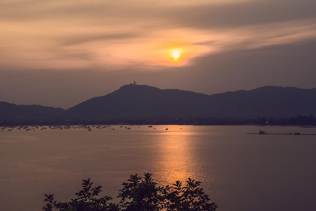 Puesta de sol sobre el mar y la isla de Phuket, Tailandia