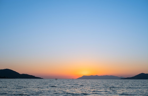 Puesta de sol sobre el mar y las islas fondo del mar mediterráneo o idea de papel tapiz para publicidad de vacaciones