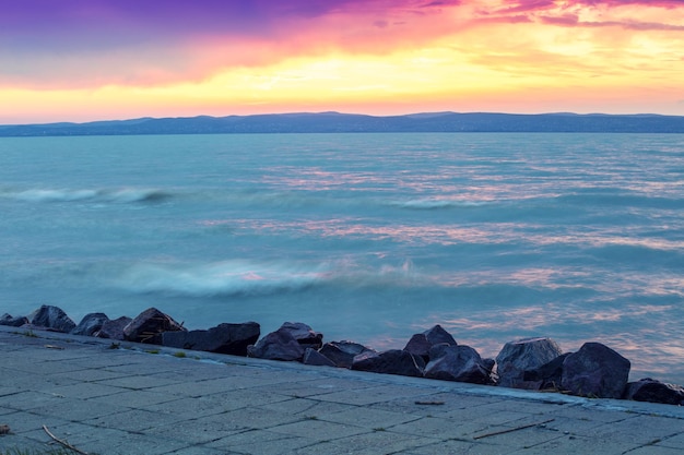 Puesta de sol sobre el mar lago Balaton Hungría