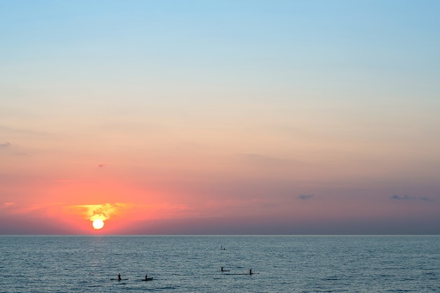 Puesta de sol sobre el mar Negro con gente en barcos