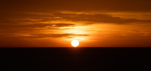 Puesta de sol sobre el mar o amanecer del mar que brilla intensamente.