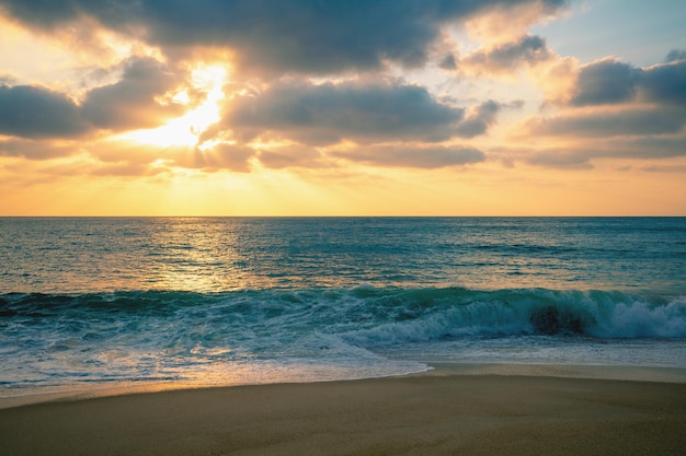 Puesta de sol sobre el mar Océano Atlántico por la noche hermosa playa de arena natural