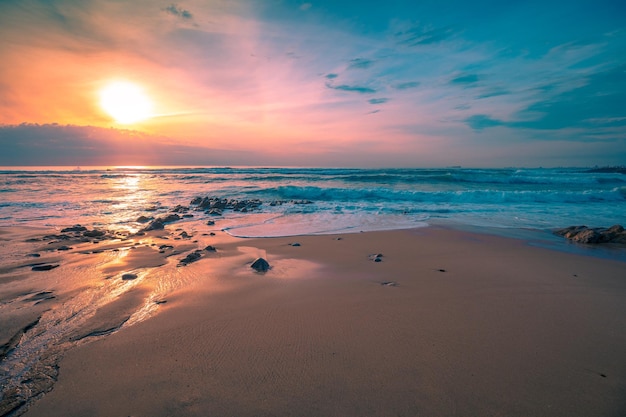 Puesta de sol sobre el mar Océano Atlántico en la noche Porto Portugal Europa