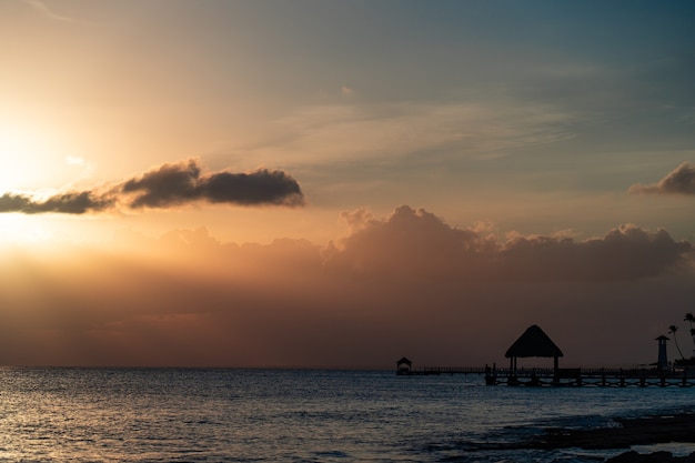 Puesta de sol sobre el mar y la playa, vacaciones y concepto de viaje