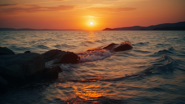 Una puesta de sol sobre el mar con el sol poniéndose detrás