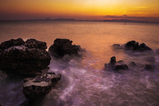 Puesta de sol sobre el mar técnicas de larga exposición