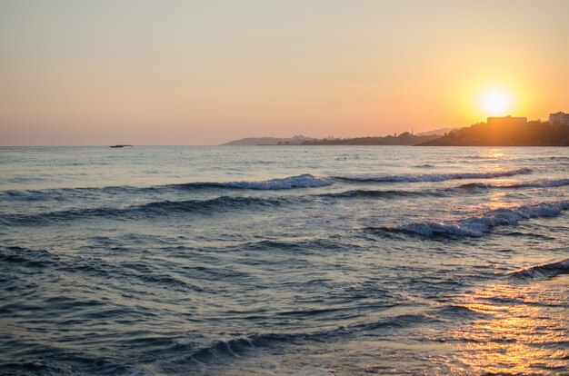 Puesta de sol sobre el mar