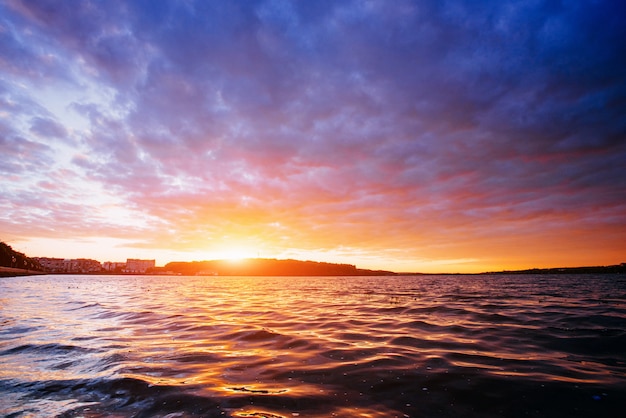 Puesta de sol sobre el mar