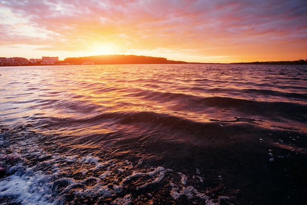 Puesta de sol sobre el mar