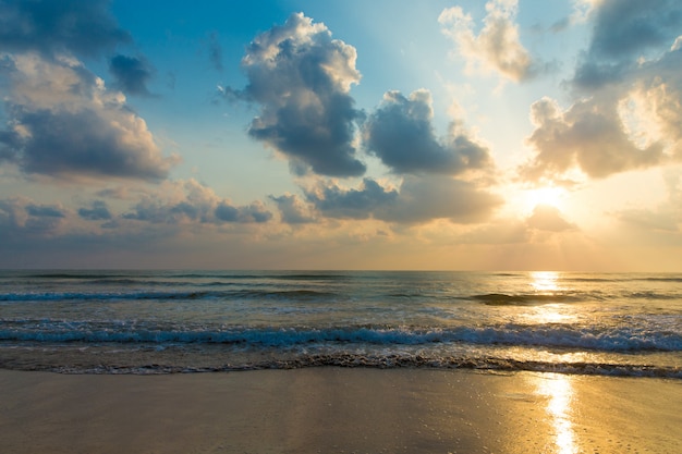 Puesta de sol sobre el mar