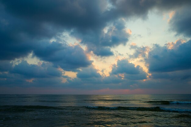 Puesta de sol sobre el mar