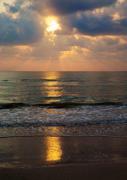 Puesta de sol sobre el mar