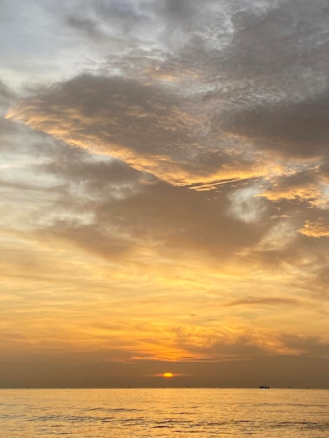 puesta de sol sobre el mar