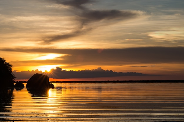 Foto puesta de sol sobre el mar