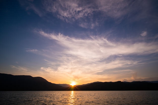 Puesta de sol sobre la montaña y el lago