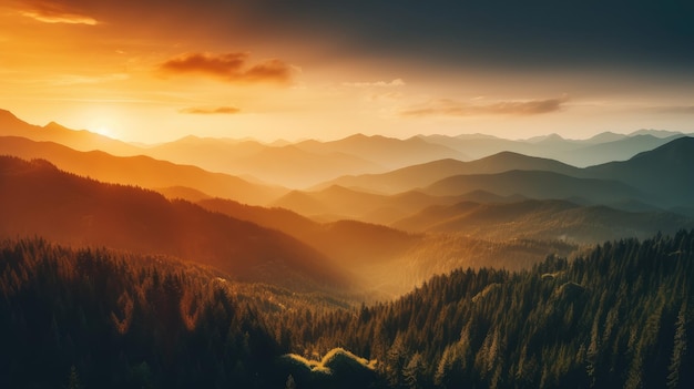 Puesta de sol sobre las montañas con un cielo dorado